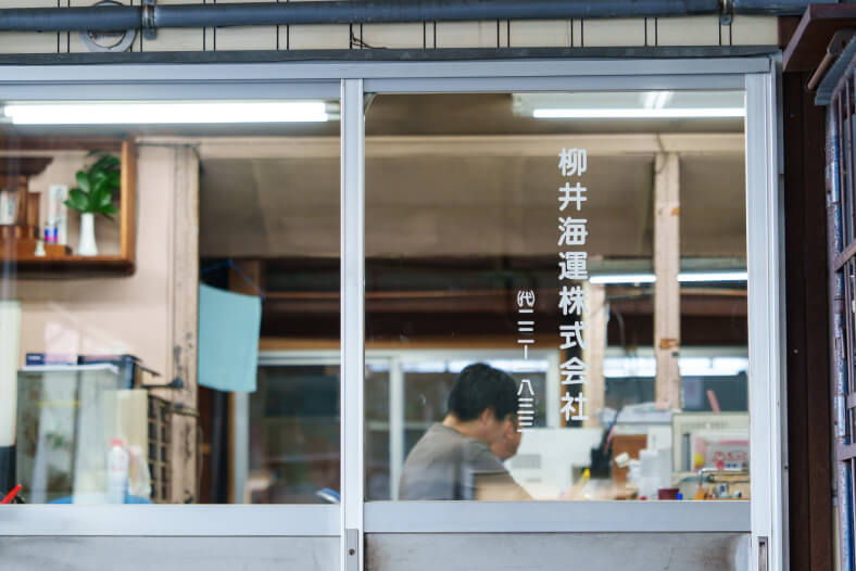 柳井海運株式会社の受付ドアの写真