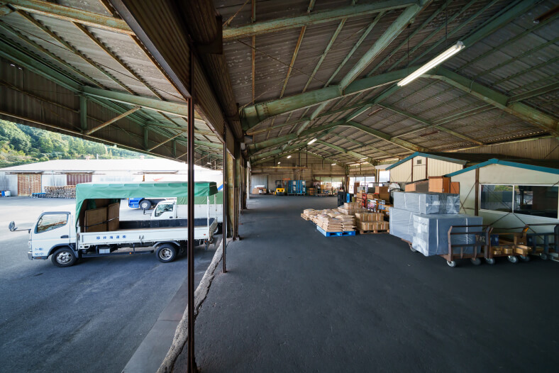 柳井海運株式会社の倉庫に駐車されたトラックの写真