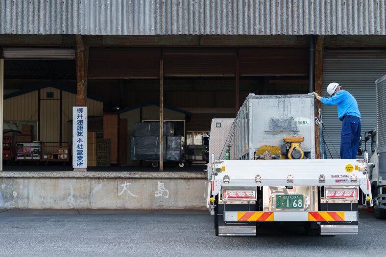 柳井海運株式会社のトラックで荷物の積み込みを行うスタッフの写真
