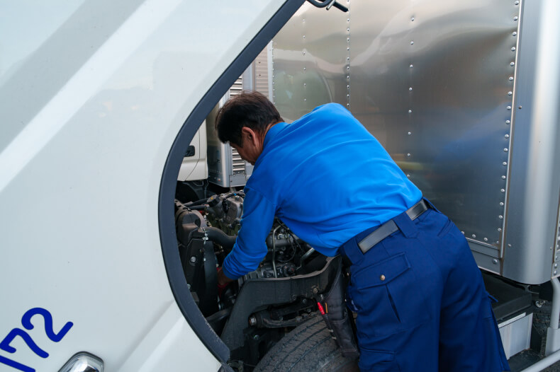 柳井海運株式会社のトラックのメンテナンス作業を行う様子の写真
