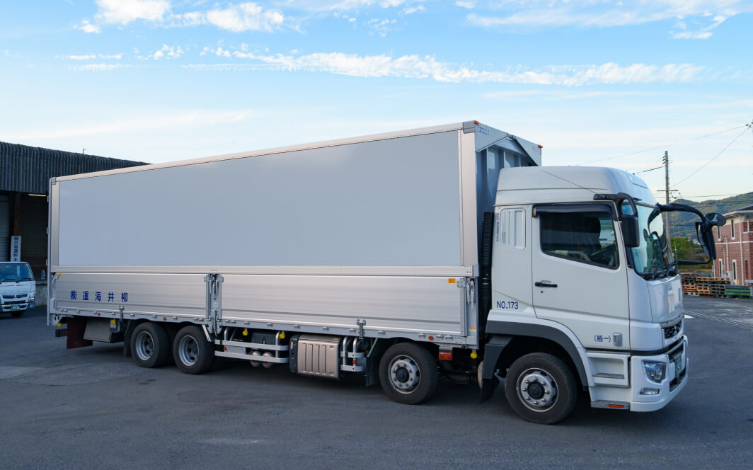 増トンウイングトラック（3台）の写真。大容量輸送に適した車両。