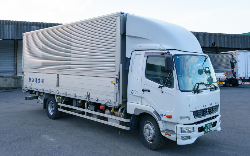 7トンウイングトラック（1台）の写真。中型輸送に適した車両。
