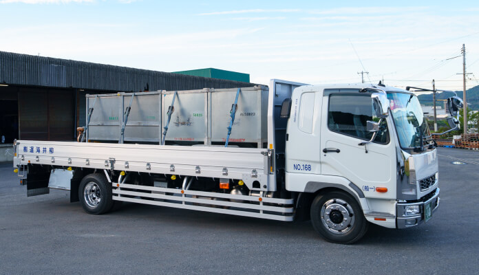 8トン平ボディトラック（1台）の写真。多用途の輸送に対応可能。