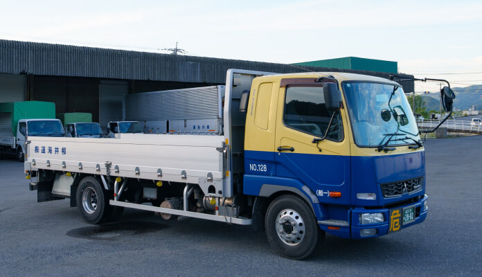 4トン平ボディトラック（1台）の写真。中型貨物輸送用。