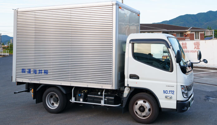 1～3トンウイングトラック（7台）の写真。小型輸送向け車両。