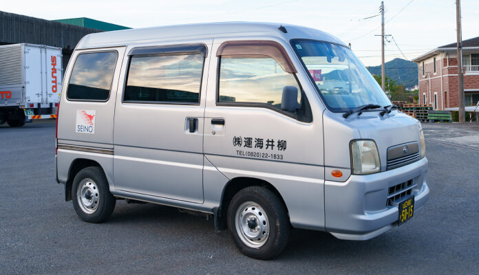 計貨物車（3台）の写真。計量輸送向けの車両。