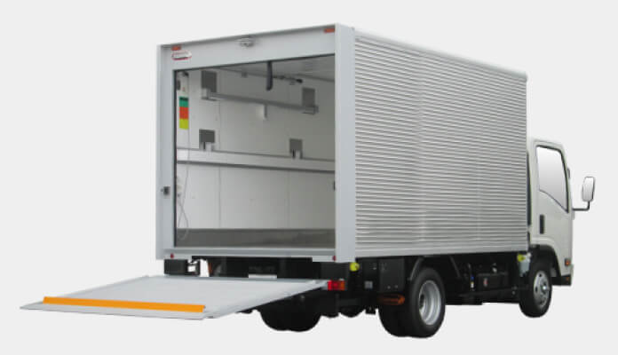 給食車両（2台）の写真。食品輸送用に特化した車両。