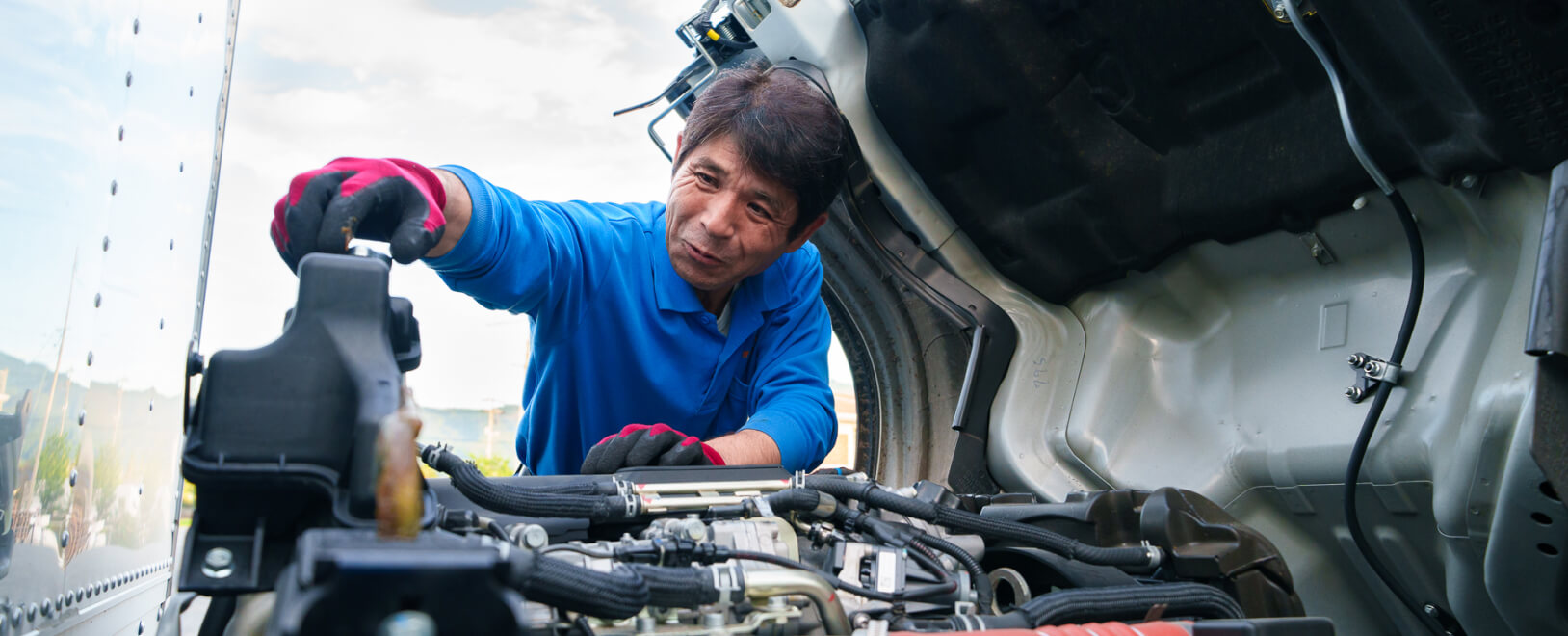 柳井海運株式会社のドライバーが車両整備を行う様子の写真