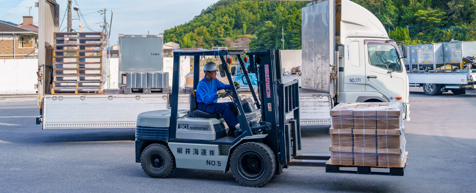柳井海運株式会社のフォークリフトを運転するスタッフの写真