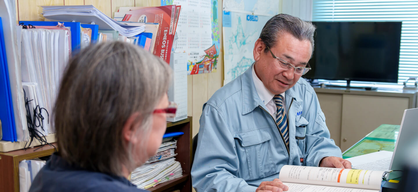 柳井海運株式会社のオフィスで書類を確認するスタッフの写真