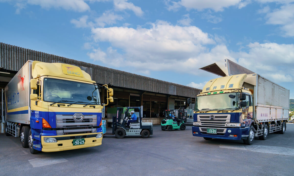全国へ安定輸送を行う柳井海運株式会社のトラックの写真。