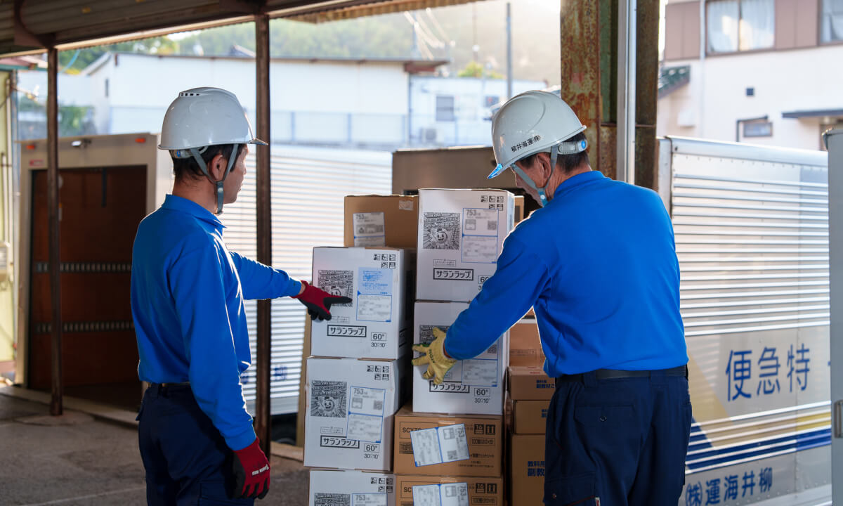 地域密着型で提供する物流サービスを表現する荷物管理の様子。